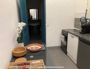 Een koelkast, een microgolfoven, een oven, een kookplaat