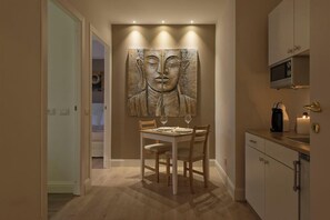 Comfort Studio | Living area | 48-inch flat-screen TV with satellite channels, pay movies - Aruna Suites (Rome)