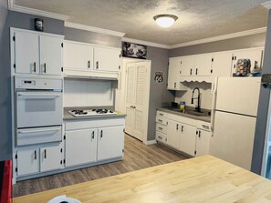 Kylskåp, mikrovågsugn, ugn och spishäll