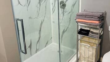 Douche, sĂšche-cheveux, serviettes fournies, savon
