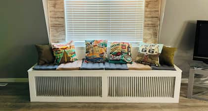 Charming 2-bedroom apartment near Rend Lake