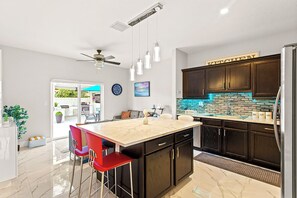 Fridge, microwave, oven, stovetop - Heated Pool Family Retreat- Games/Everglades/Keys (Homestead)