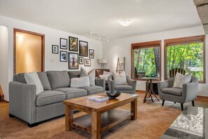 Smart-TV, Kamin, Arbeitsbereiche