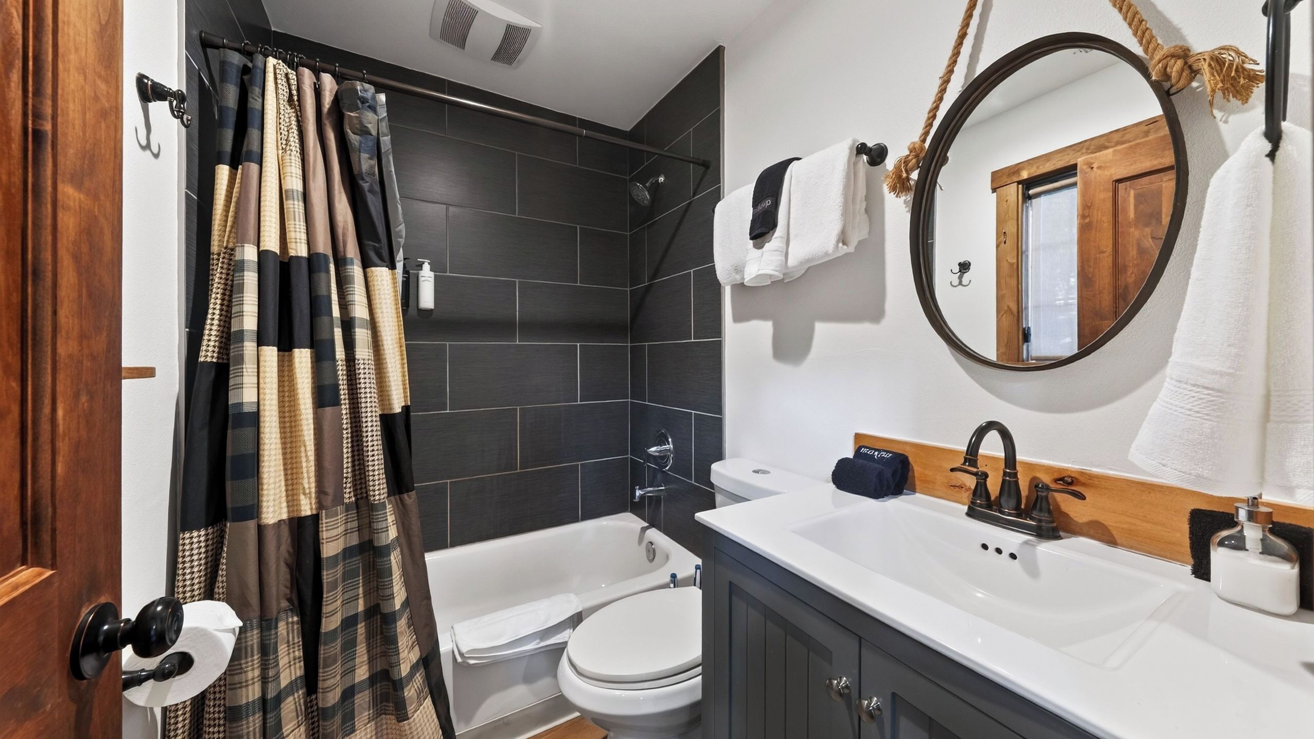 Un baño con bañera, inodoro y lavabo.