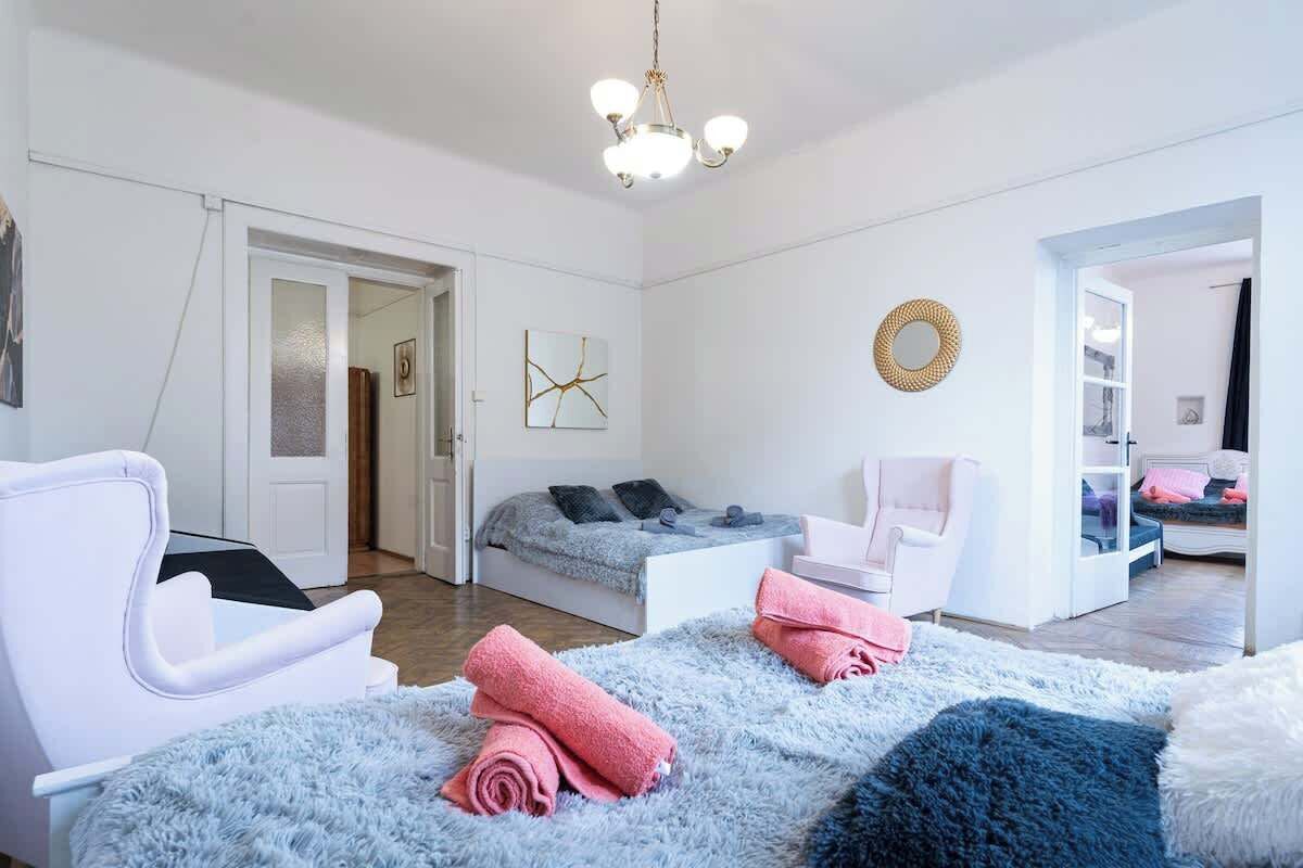 5 slaapkamers, een strijkplank/strijkijzer, reisbedje, wifi