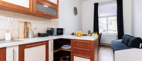 Réfrigérateur, micro-ondes, four, plaque de cuisson
