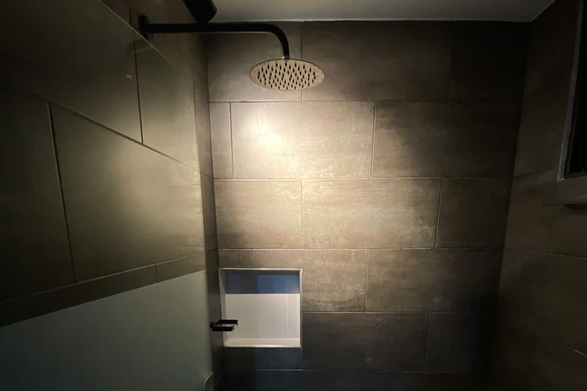 Comfort Suite | Bathroom | Free toiletries, soap, toilet paper