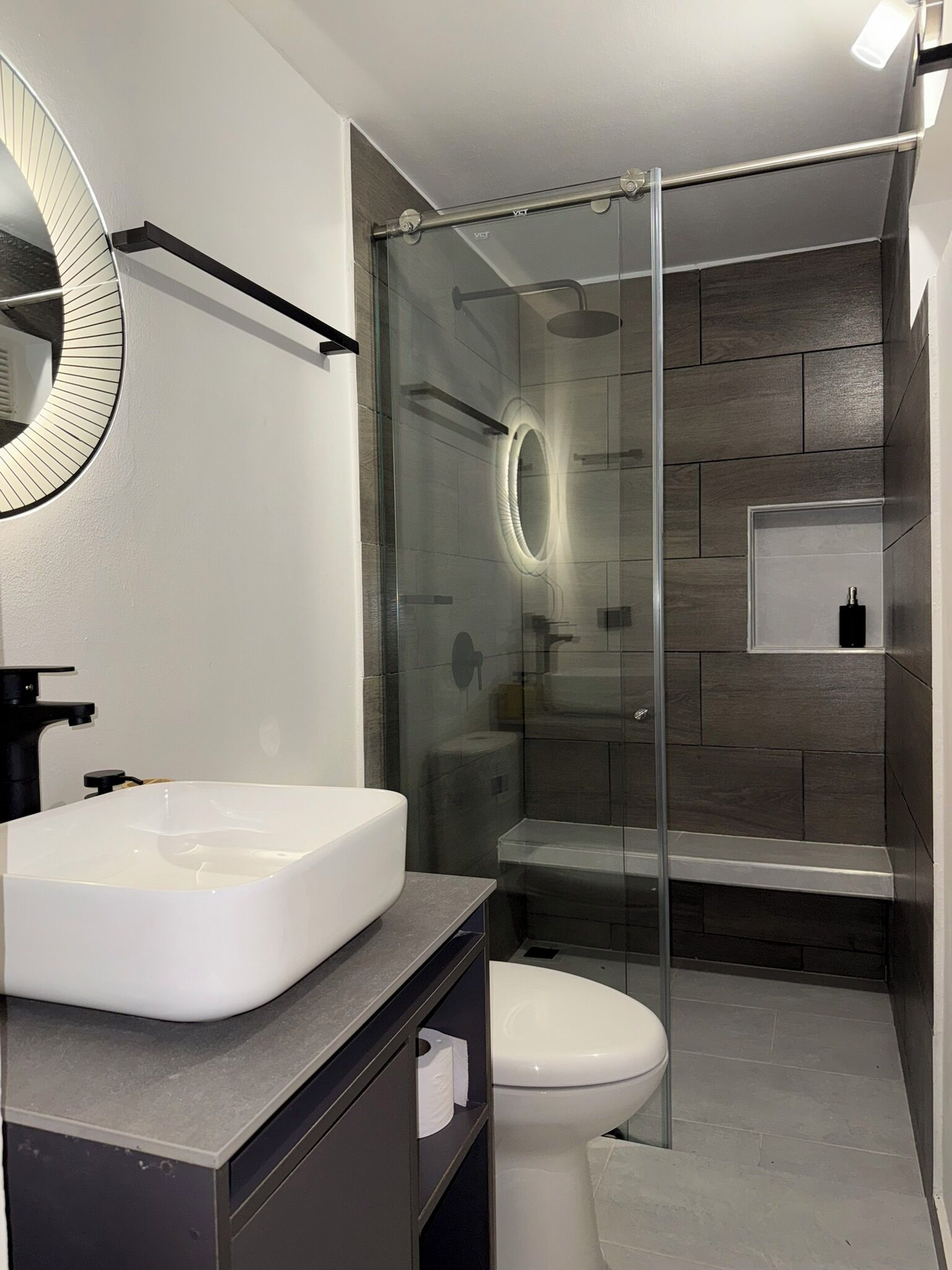 Comfort-Doppelzimmer | Badezimmer | Kostenlose Toilettenartikel, Seife, Toilettenpapier