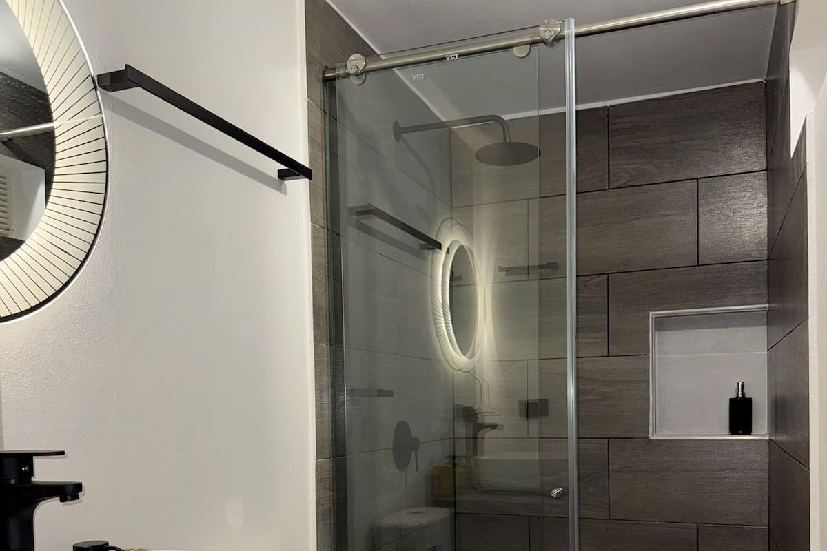 Comfort Double Room | Bathroom | Free toiletries, soap, toilet paper