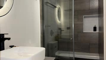 Comfort-Doppelzimmer | Badezimmer | Kostenlose Toilettenartikel, Seife, Toilettenpapier