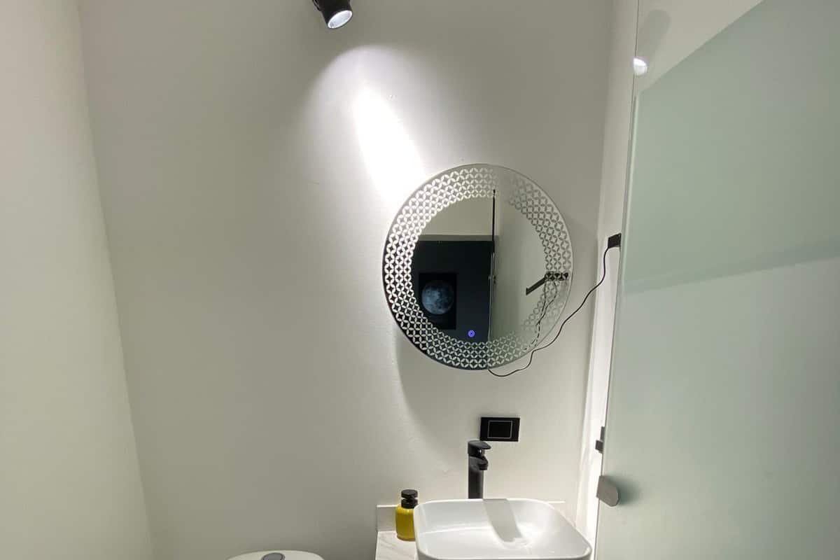 Comfort Suite | Bathroom | Free toiletries, soap, toilet paper