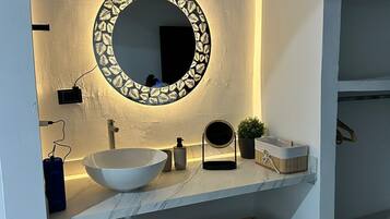 Deluxe-Suite | Badezimmer | Kostenlose Toilettenartikel, Seife, Toilettenpapier