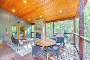 Outdoor dining - Cozy Secluded Cabin in the Heart of Hochatown (Broken Bow)