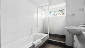 Douche, serviettes fournies