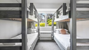 5 bedrooms, iron/ironing board, WiFi, bed sheets