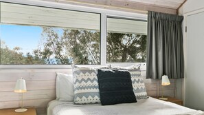 5 bedrooms, iron/ironing board, WiFi, bed sheets