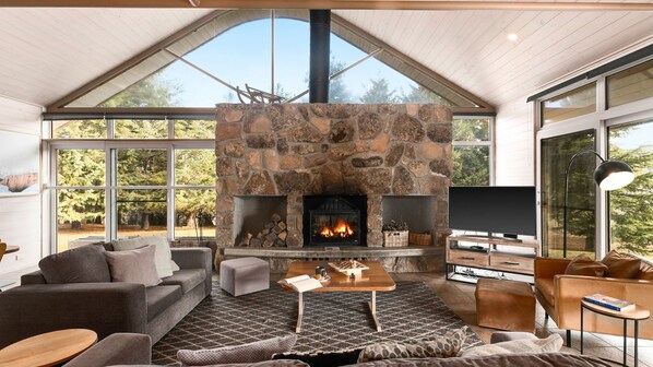 Televisión y chimenea 