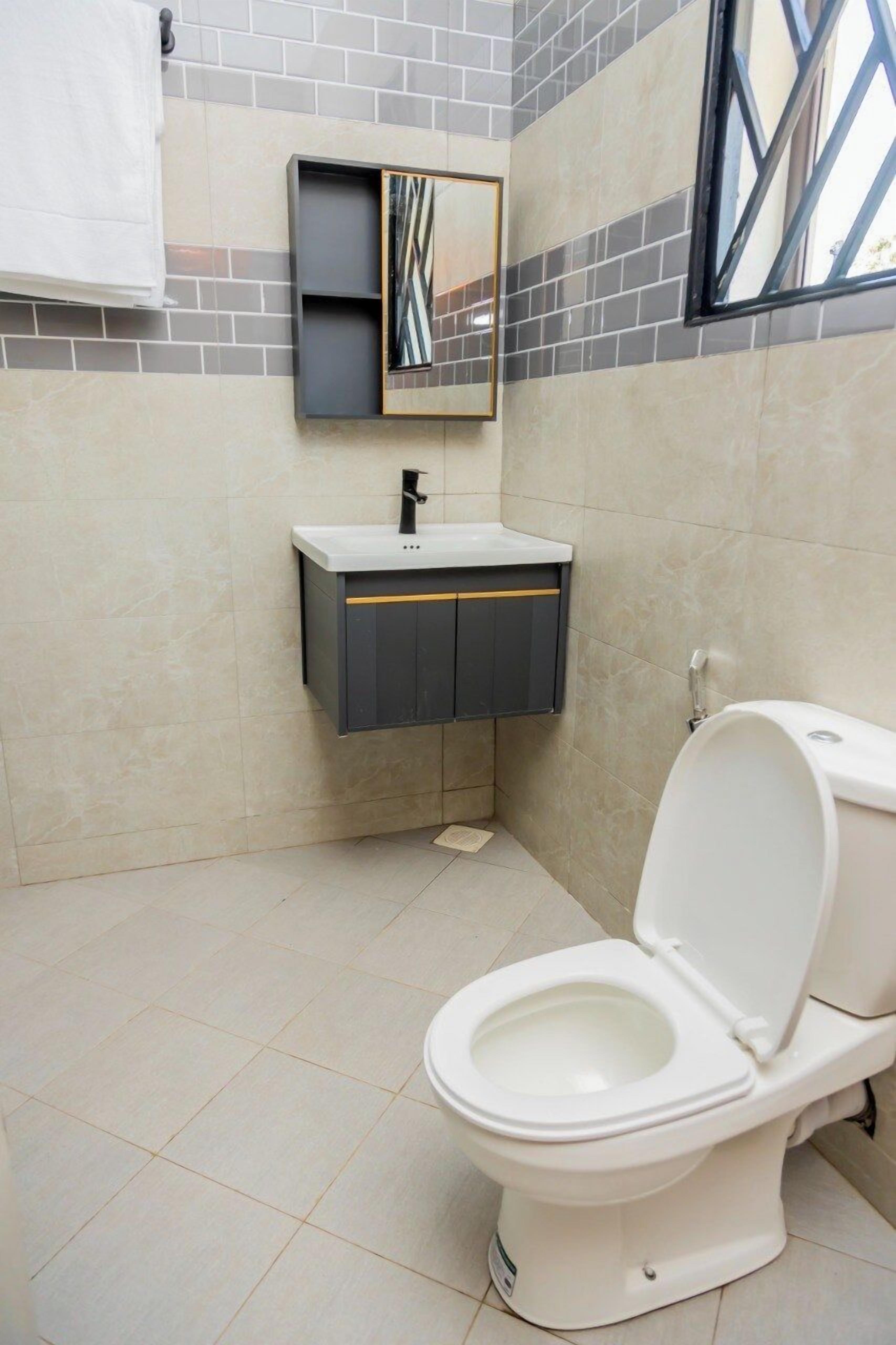 Departamento clásico, balcón, vista a la colina | Baño | Regadera, pantuflas, toallas, jabón 