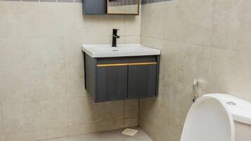 LÀgenhet Classic - balkong - utsikt mot bergen | Badrum | Dusch, tofflor, handdukar och tvÄl