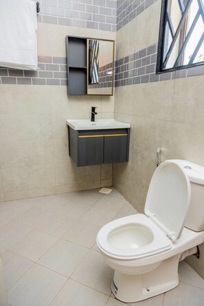 クラシック アパートメント バルコニー ヒルビュー | バスルーム | シャワー、スリッパ、タオル、石鹸