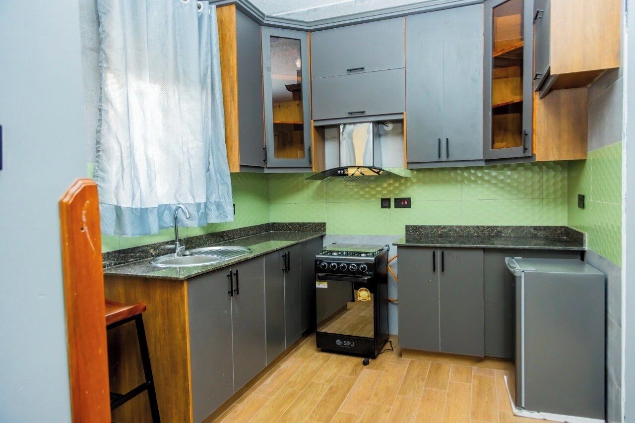 Departamento clásico, balcón, vista a la colina | Cocina privada | Refrigerador, microondas, horno y parrilla de estufa 