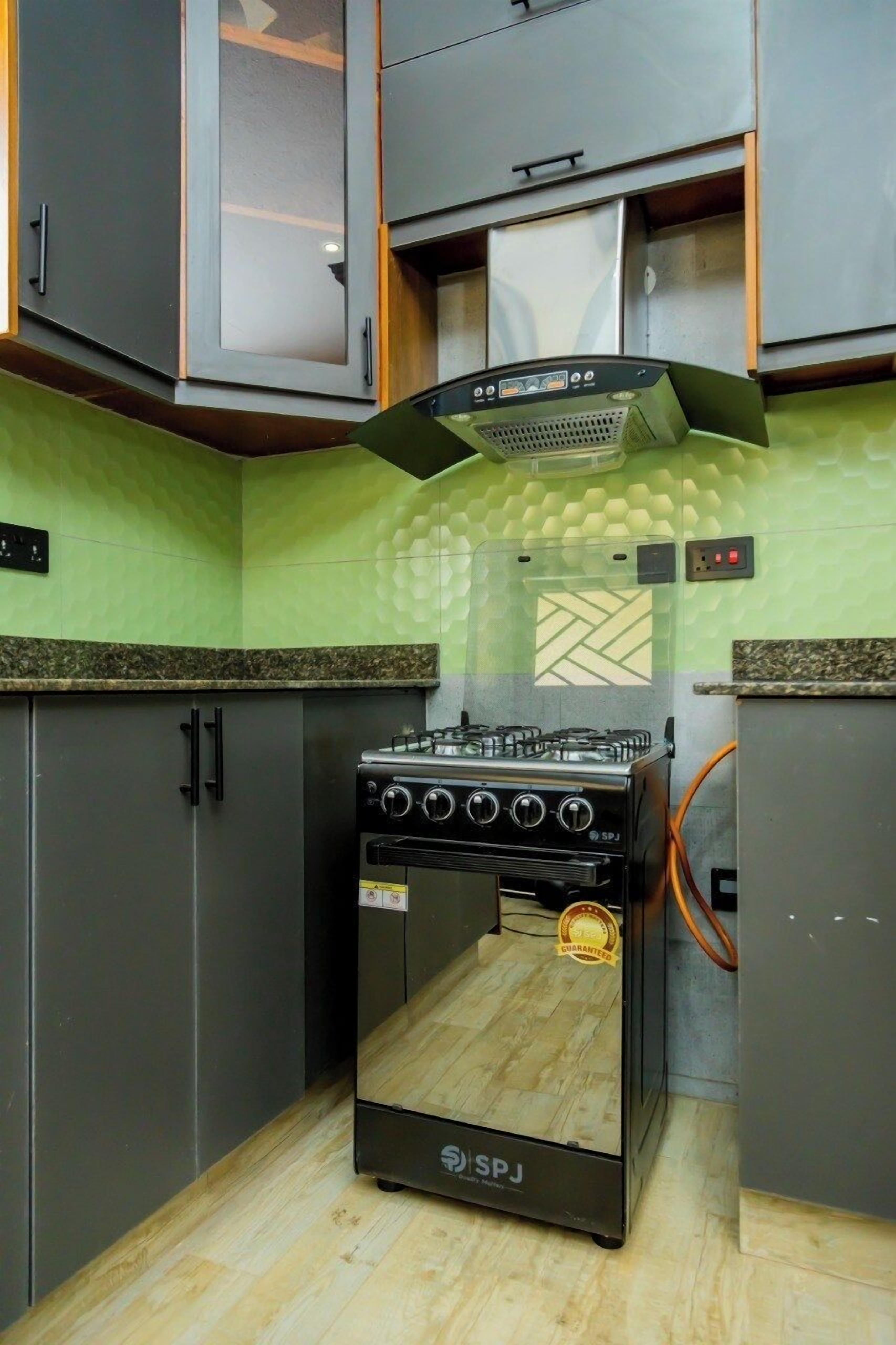 Classic Apartment, Balcony, Hill View | Private kitchen | Fridge, microwave, oven, stovetop