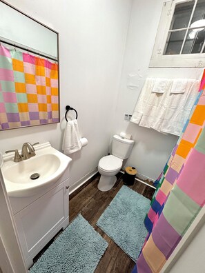 Haartrockner, Handtücher, Toilettenpapier