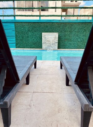 Familienapartment, Mehrere Betten, Balkon, Meerblick | Außenpool