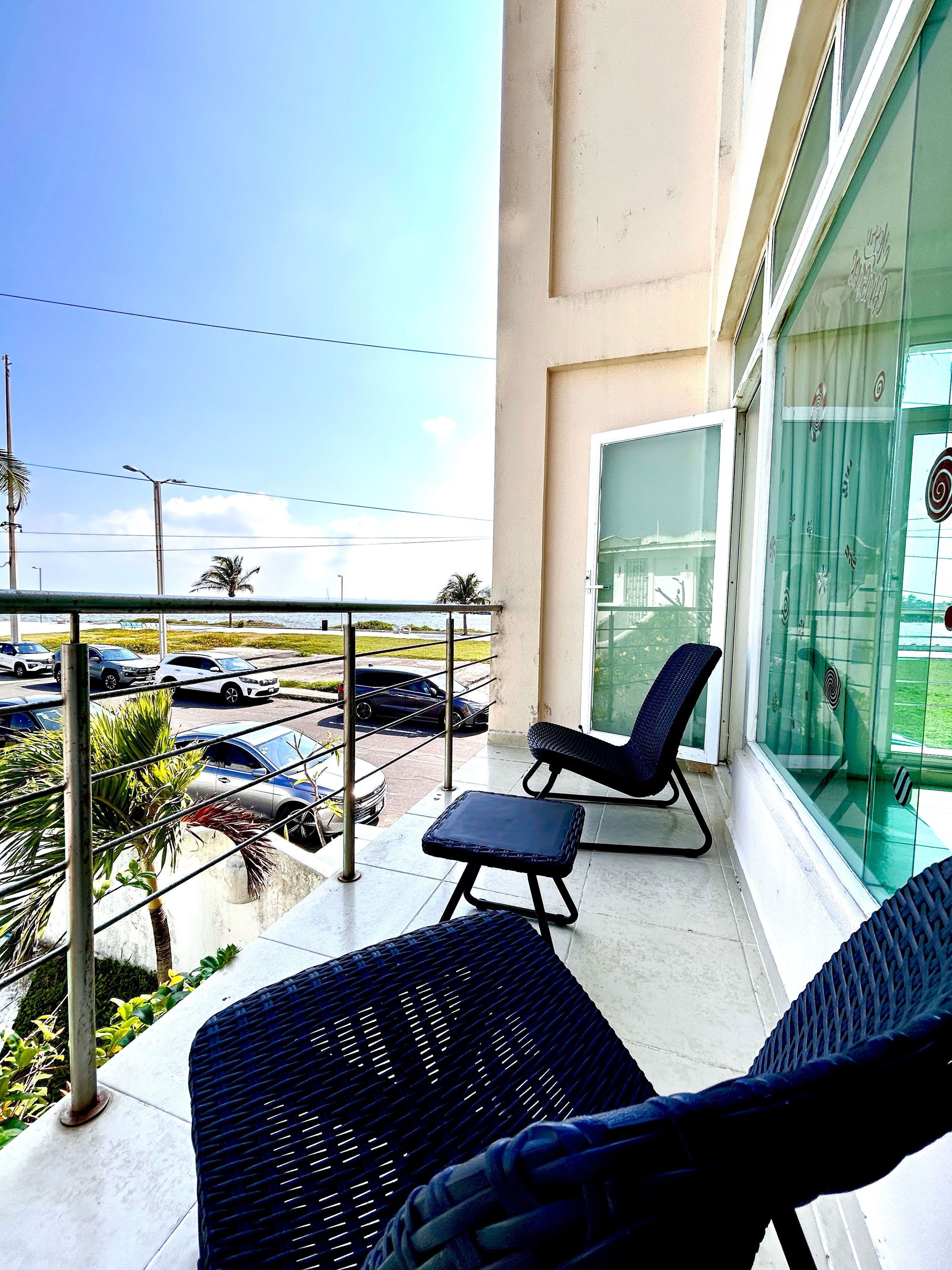 Departamento familiar, varias camas, balcón, vista al mar | Balcón