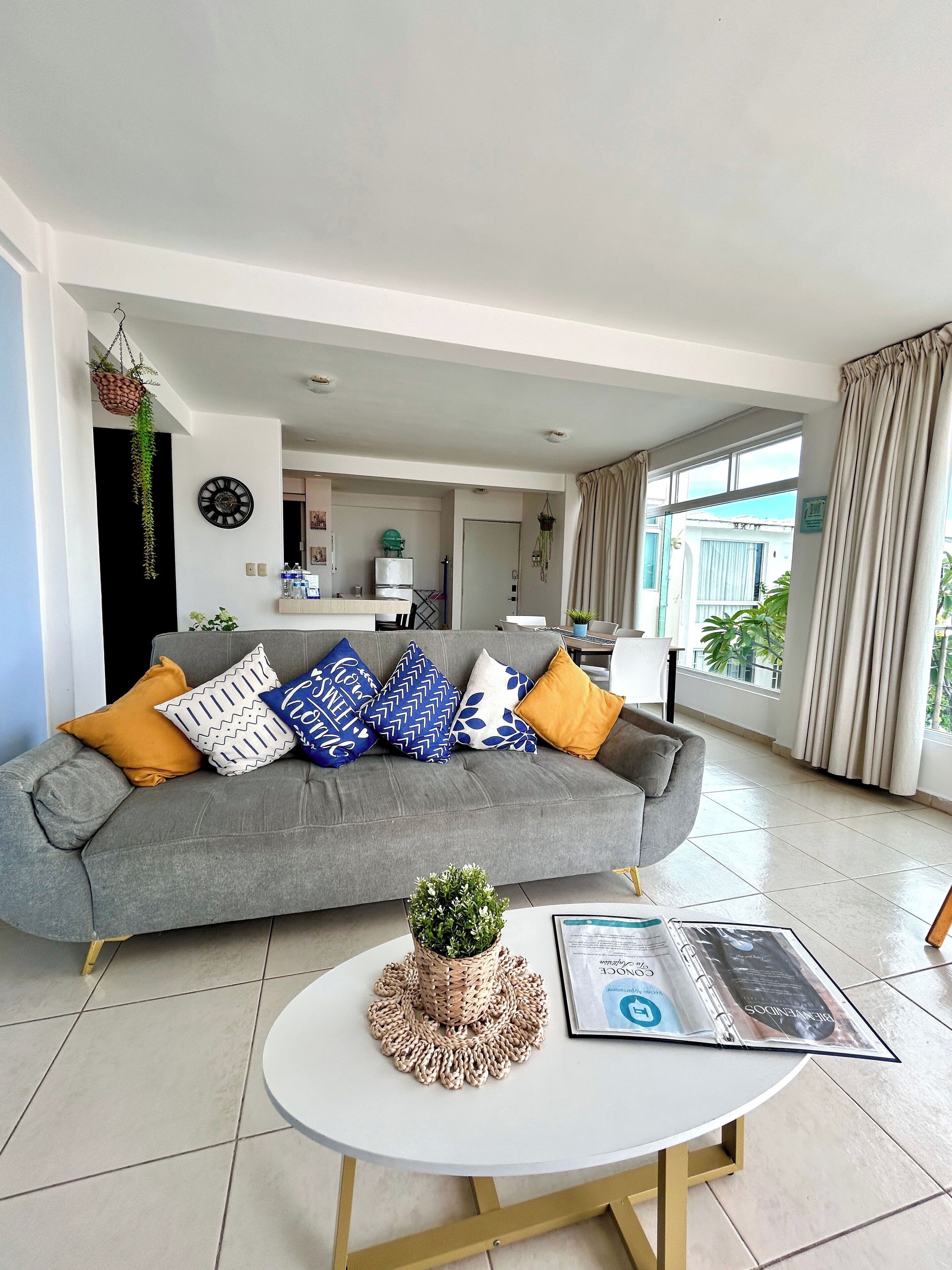 Appartamento familiare, letti multipli, balcone, vista mare | Soggiorno | TV