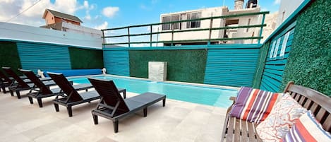 Apartemen Keluarga, Beberapa Tempat Tidur, balkon, pemandangan laut | Kolam renang rooftop | Kolam renang outdoor