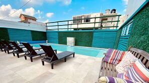 Perhehuoneisto, useita sänkyjä, parveke, merinäköala | Kattouima-allas | Ulkouima-allas