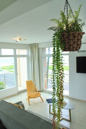 Familienapartment, Mehrere Betten, Balkon, Meerblick | Wohnbereich