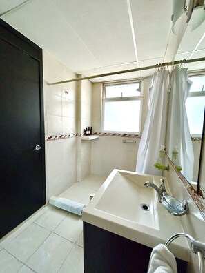 Family Apartment, Multiple Beds, Balcony, Sea View | Bathroom - Con alberca y vista al mar 2 TV's  y Netflix (Boca del Río)