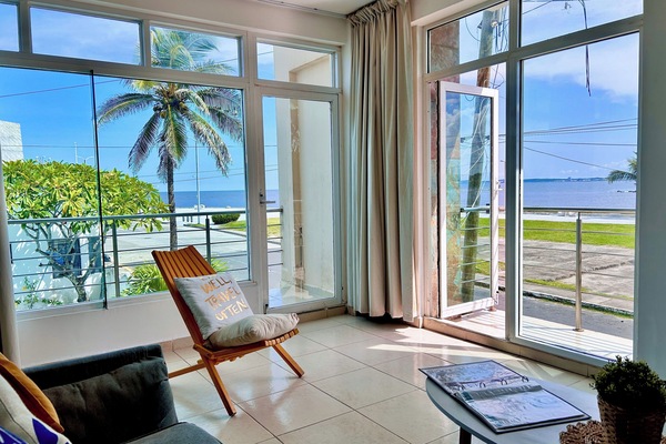 Familieleilighet, flere senger, balkong, sjøutsikt | Fasade