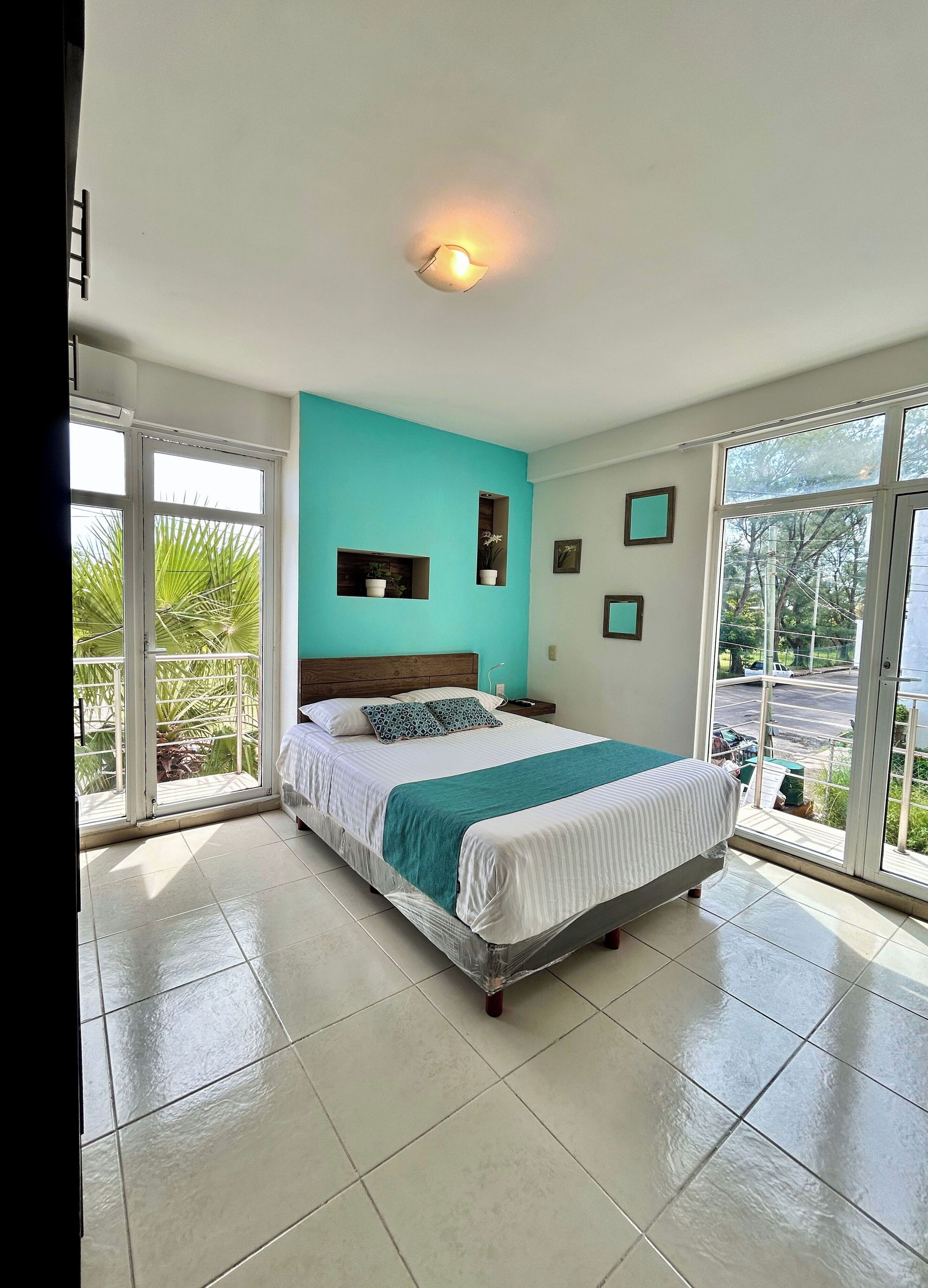 Departamento familiar, varias camas, balcón, vista al mar | Caja de seguridad en la habitación y tabla de planchar con plancha 