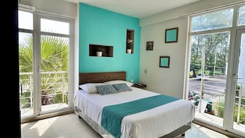 Departamento familiar, varias camas, balcón, vista al mar | Caja de seguridad en la habitación y tabla de planchar con plancha