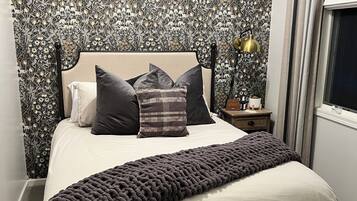 5 bedrooms, desk, iron/ironing board, travel crib