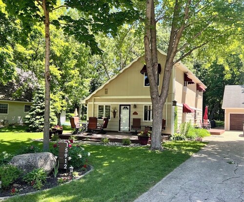 Charming Lakes Cottage in the Woods!