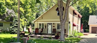 Charming Lakes Cottage in the Woods!
