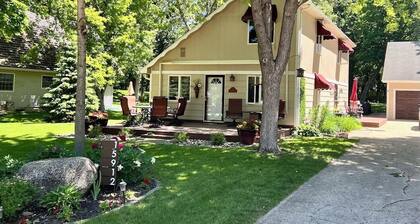 Charming Lakes Cottage in the Woods!