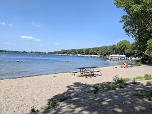 Chaises longues, serviettes de plage