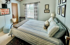 3 habitaciones, tabla de planchar con plancha y cuna de viaje 