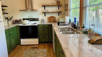 Een koelkast, een microgolfoven, een oven, een kookplaat