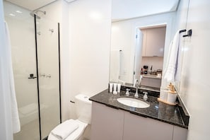 Studio | Bathroom | Shower, hair dryer, towels, soap - All Batel - Suyts (Curitiba)