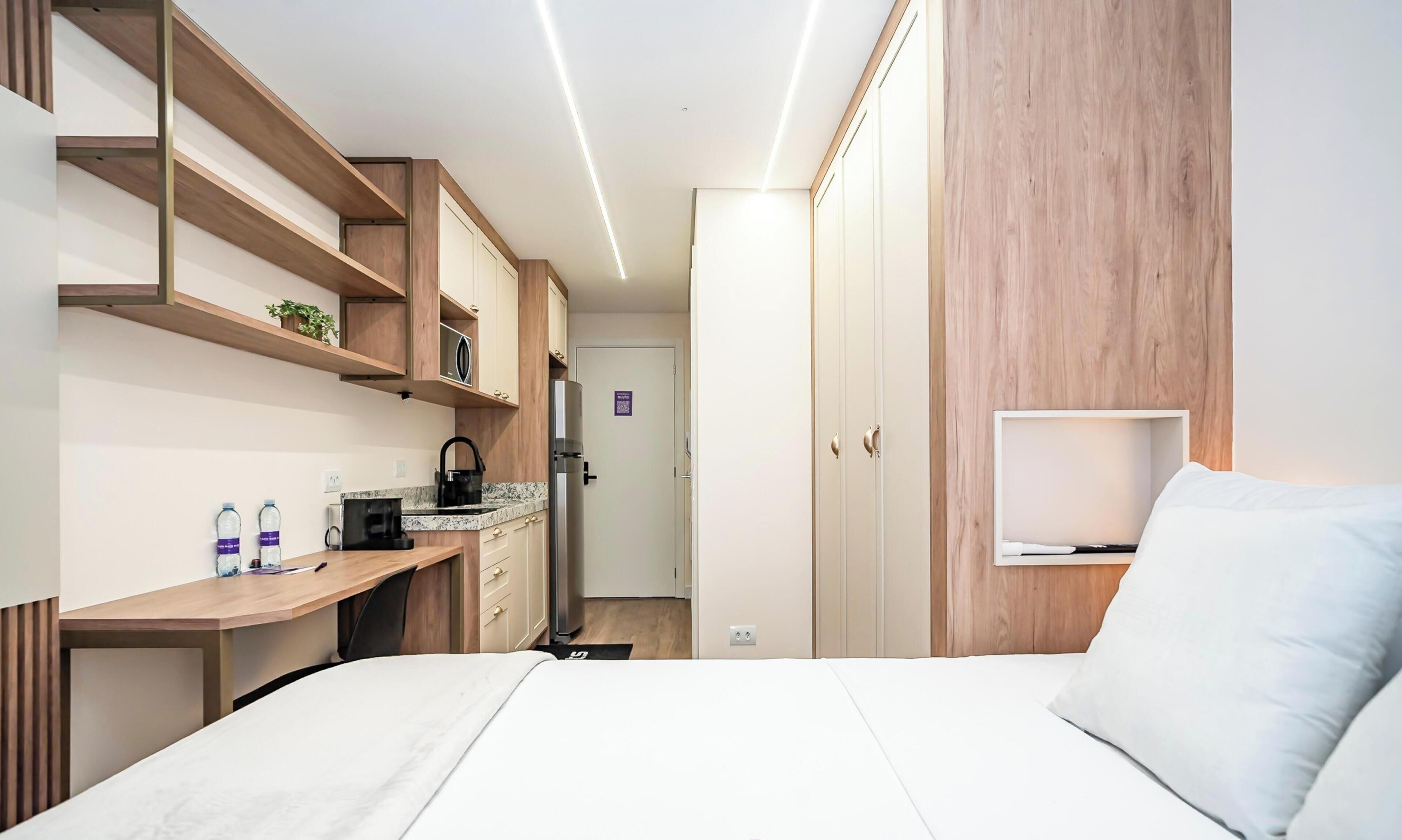 Studio | Skrivebord for bærbar PC, wi-fi (inkludert) og sengetøy