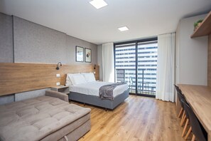 Studio | Laptopgeeigneter Arbeitsplatz, kostenloses WLAN, Bettwäsche