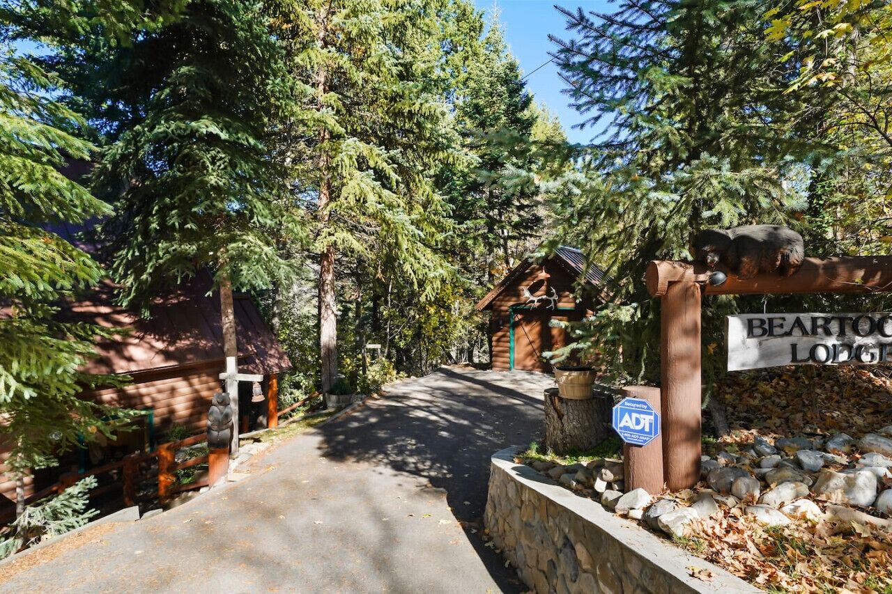 A log cabin with a sign reading "Beartooth Lodge."