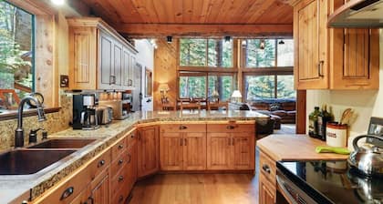 Bear Tooth Lodge w/ Hot Tub & Stuart Falls Views