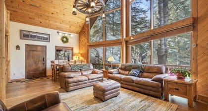 Bear Tooth Lodge w/ Hot Tub & Stuart Falls Views